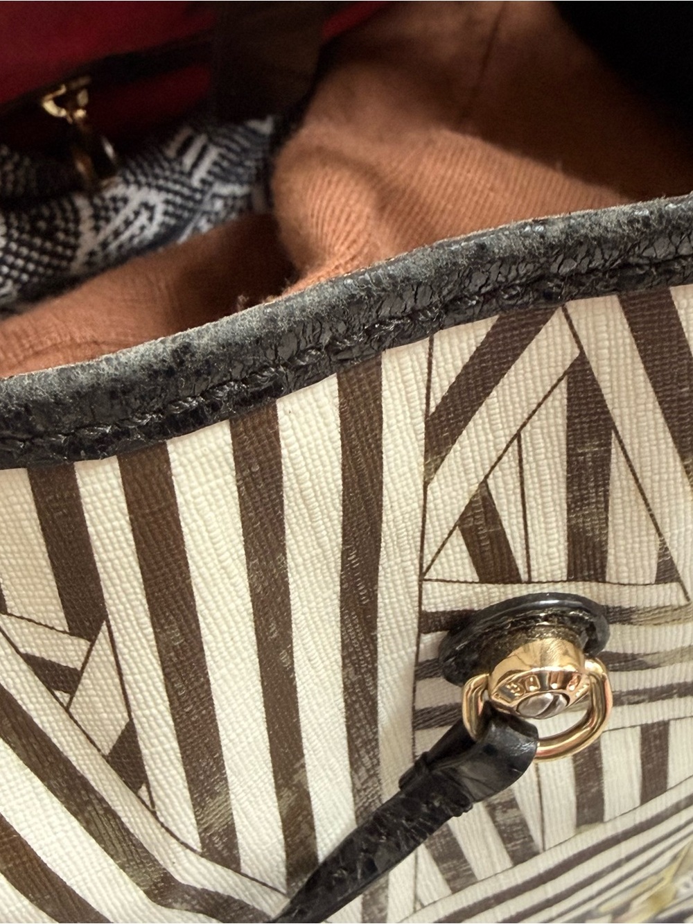 Classic Henri Bendel Signature Striped Tote with Dust Bag - Picture 16 of 17